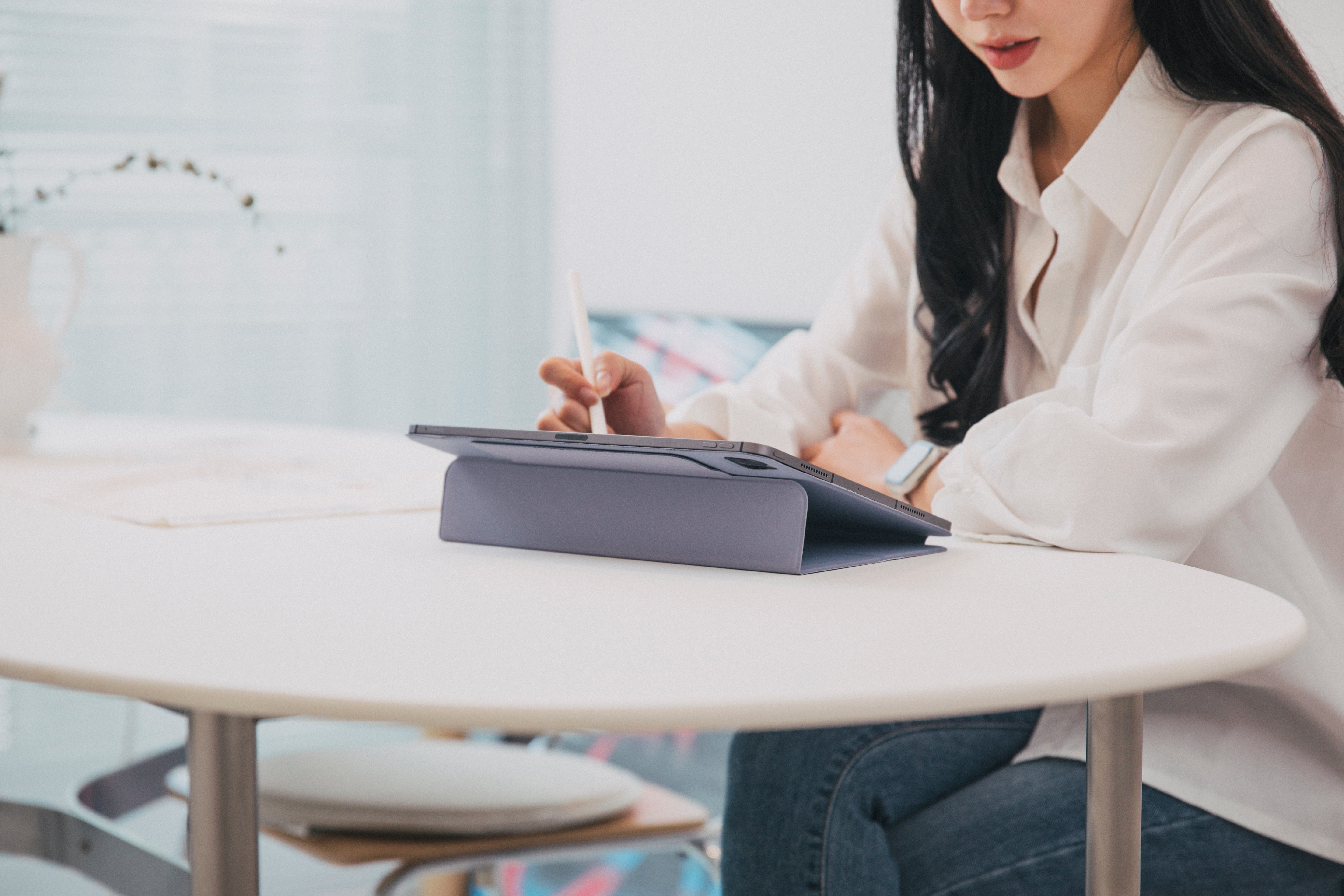 FreeAngle Slim – Highly Adjustable, Sleek Stand & Smart Cover for iPad